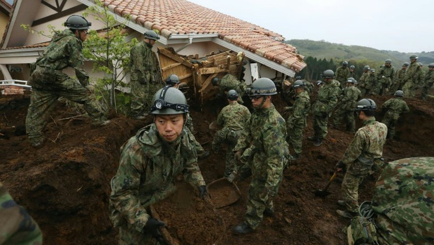 Des dizaines de soldats cherchent les survivants dans le village sinistré de Minami-Aso, le 18 avril 2016