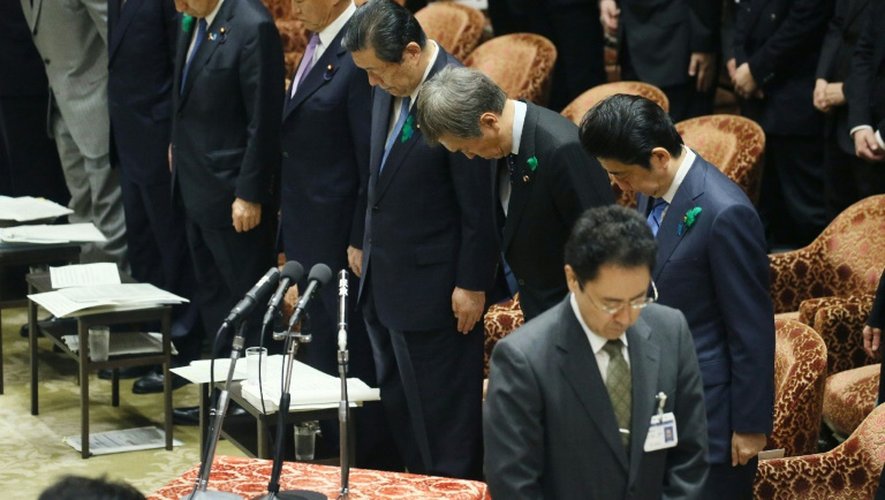 Le Premier ministre Shinzo Abe observe une minute de silence lors d'une séance parlmentaire à Tokyo à la mémoire des victimes du tremblement de terre de Kumamoto, le 18 avril 2016