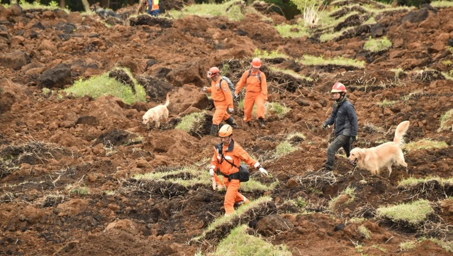 Les secours intensifent leurs efforts à la recherche de survivants dans le village de Minami-Aso emporté par un glissement de terrain, le 18 avril 2016