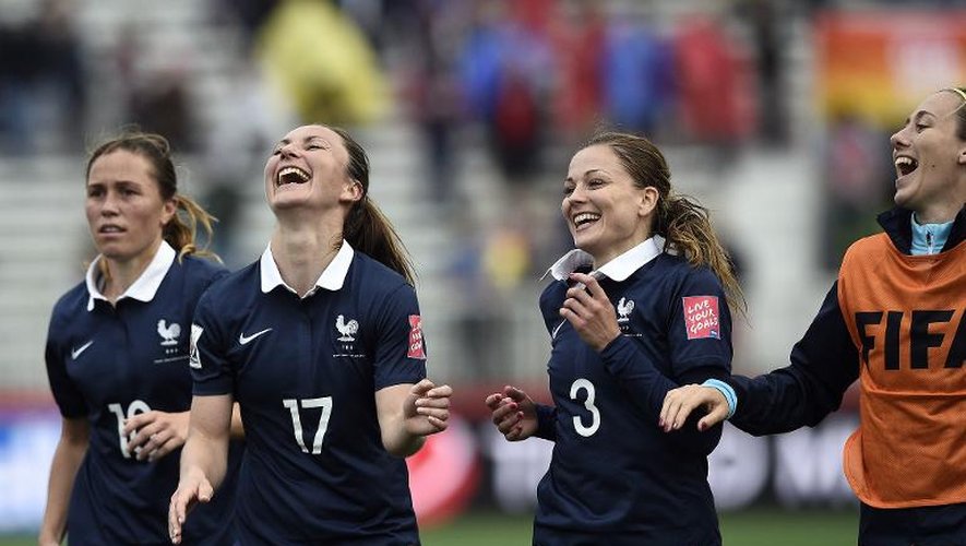 La joie des Françaises à l'issue de leur victoire sur l'Angleterre pour leur entrée au Mondial, le 9 juin 2015 à Moncton au Canada