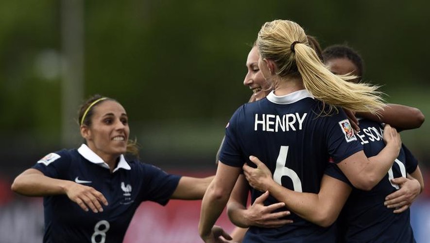 Les joueuses de l'équipe de France se congratulent après le but d'Eugénie Le Sommer contre l'Angleterre lors du Mondial féminin, le 9 juin 2015 à Moncton