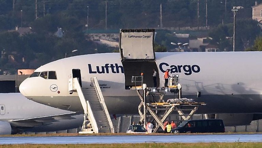 Les dépouilles de 44 victimes rapatriées vers l'Allemagne à l'aéroport de Marignane, le 9 juin 2015