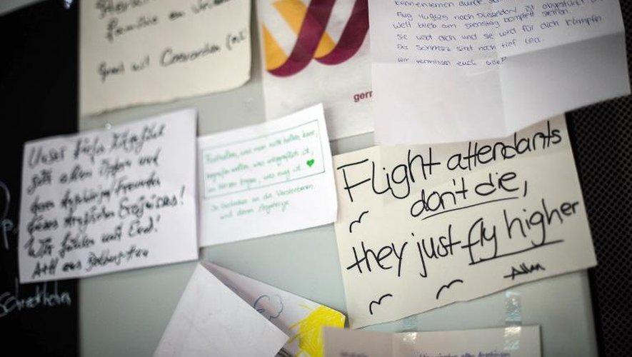 Des messages pour commémorer les victimes du crash de Germanwings à l'aéroport de Dusseldorf le 9 juin 2015