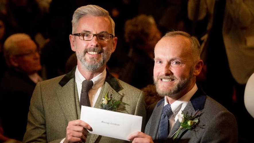 Andrew Wale et Neil Allard montrent leur certificat de mariage à l'issue de la cérémonie le 29 mars 2014 à Brighton