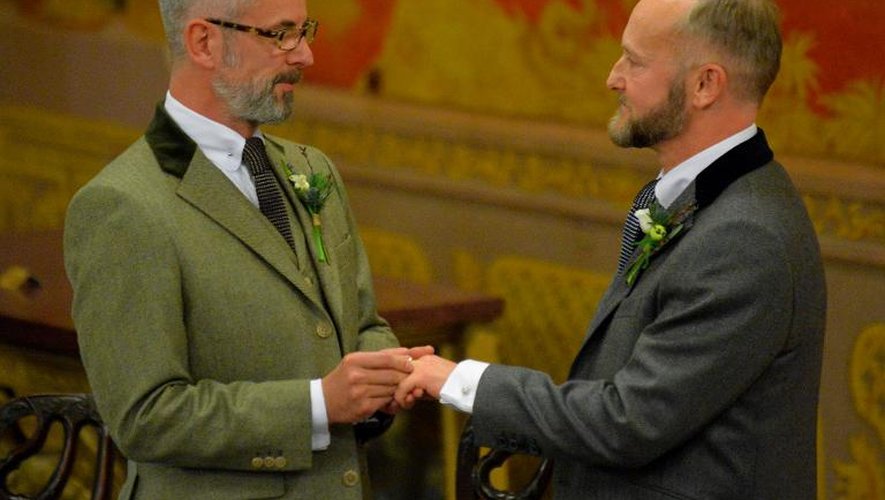 Andrew Wale et Neil Allard échangent leurs alliance lors de leur mariage célébré le 29 mars 2014 à Brighton