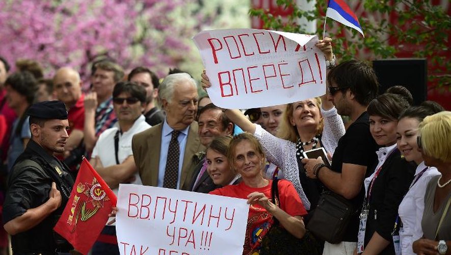 Des touristes rassemblés le 10 juin 2015 à Milan pour la venue de Vladimir Poutine
