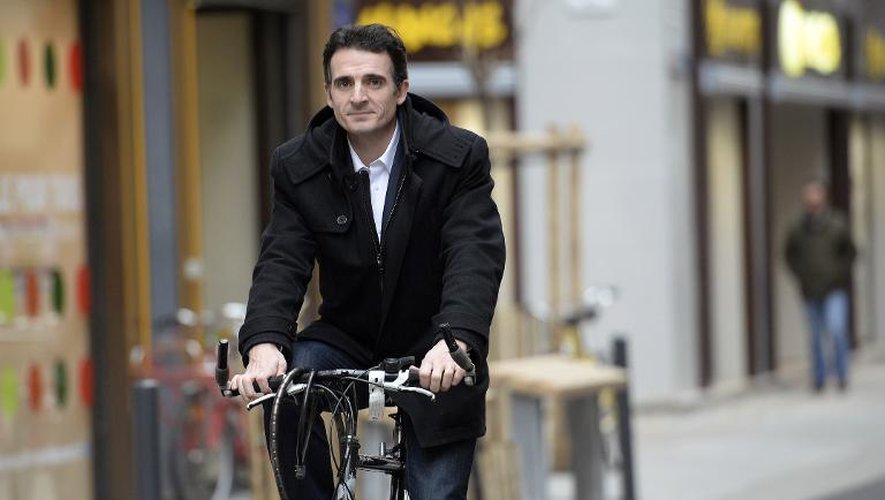 Eric Piolle à vélo le 6 février 2014 dans une rue de Grenoble