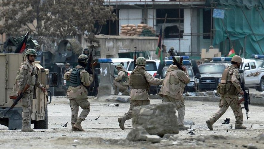 Les forces de sécurité se déploient le 28 mars 2014 à Kaboul lors d'une attaque des talibans contre une résidence d'ONG