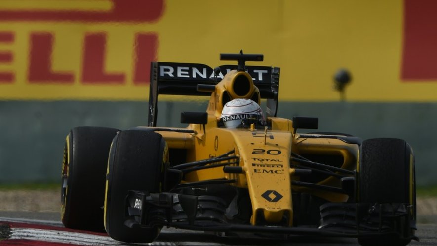 Le Danois Kevin Magnussen, en Renault, lors du Grand Prix de China, le 17 avril 2016 à Shanghai