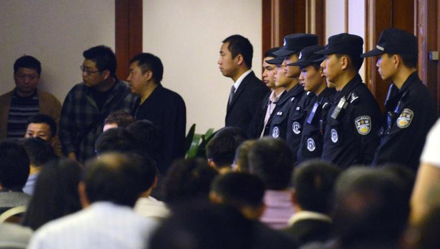 Rencontre à Pékin entre responsables malaisiens et proches de disparus du vol MH370, sous haute surveillance policière, le 29 mars 2014