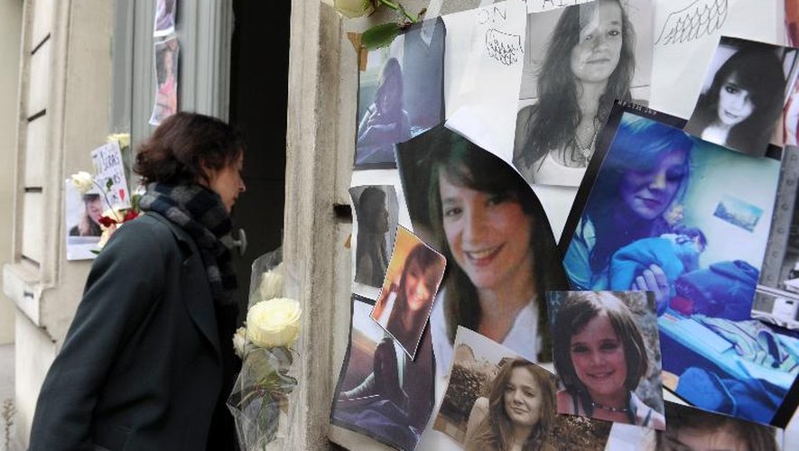 Des photos et des fleurs en hommage à Agnès Marin, devant sa maison, le 21 novembre 2011 à Paris