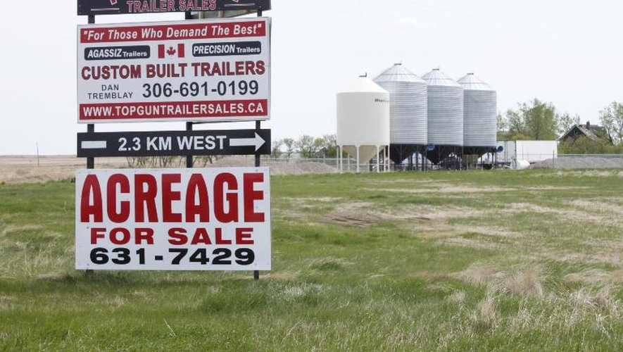 Un panneau indiquant "ferme à vendre" à Moose Jaw, au Saskatchewan, le 22 mai 2013