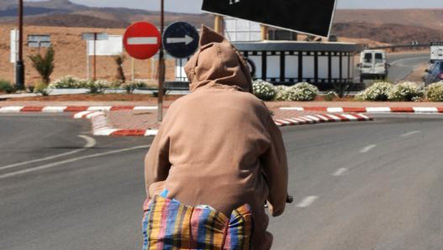 Un cycliste près des "studios Atlas" dans les environs de Ouarzazate, au Maroc, le 13 mars 2014
