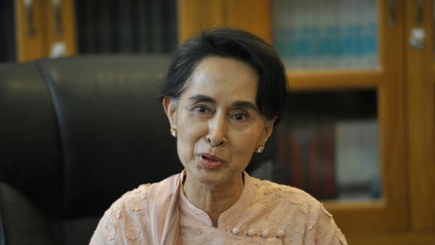 L'opposante birmane Aung San Suu Kyi lors d'une conférence de presse le 9 avril 2015 à Naypyidaw