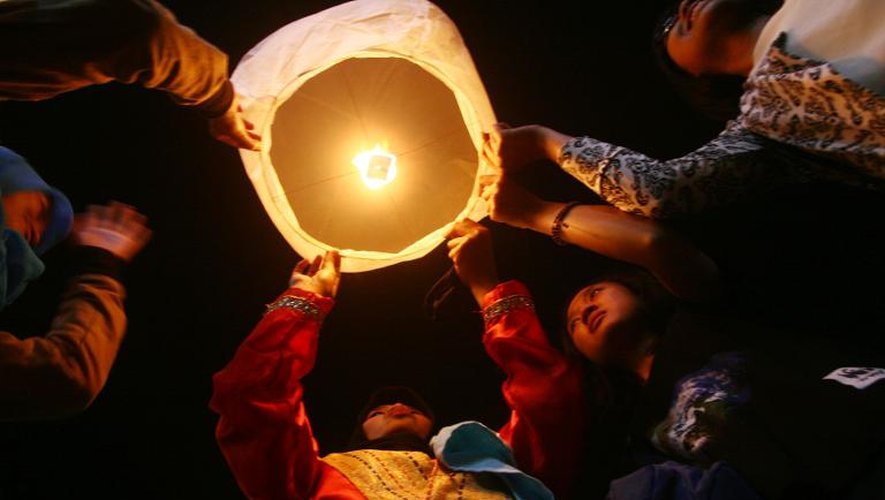 Des Indonésiens allument des lanternes pour participer à l'opération "Une heure pour la planète", à Malang, dans l'est de Java, le 29 mars 2014