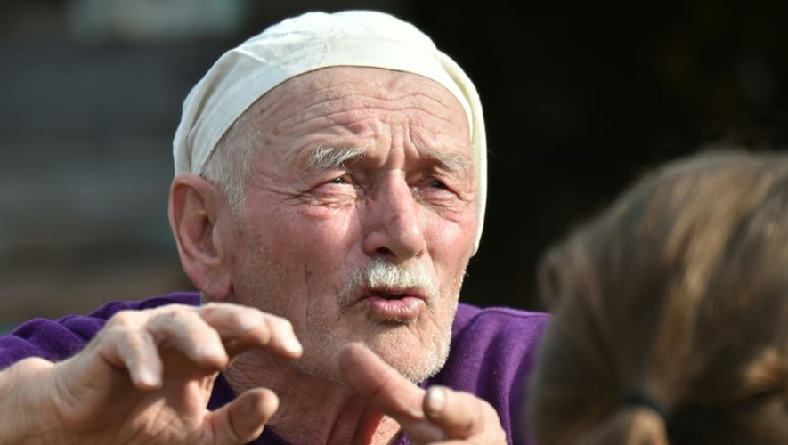 Evgueni Markevich, 78 ans, dans sa cour à Tchernobyl le 8 avril 2016. L'ancien professeur fait partie des 158 personnes qui vivent toujours dans la zone d'exclusion autour de la centrale nucléaire ukrainienne dont le réacteur a explosé le 26 avril 1986