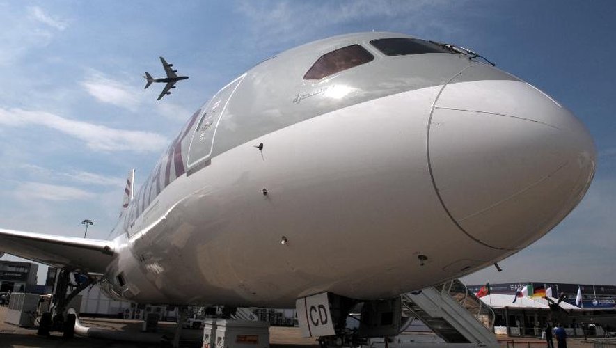 Un Boeing 787 Dreamliner de la compagnie Qatar Airways est survolé au Bourget par un Airbus A380 de British Airways, le 17 juin 2013