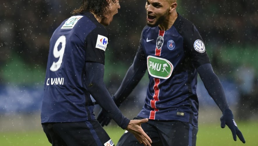 Edinson Cavani et Layvin Kurzawa célèbre un but  pour le PSG lors du quart de finale de la Coupe de France, le 2 mars 2016 à Saint-Etienne