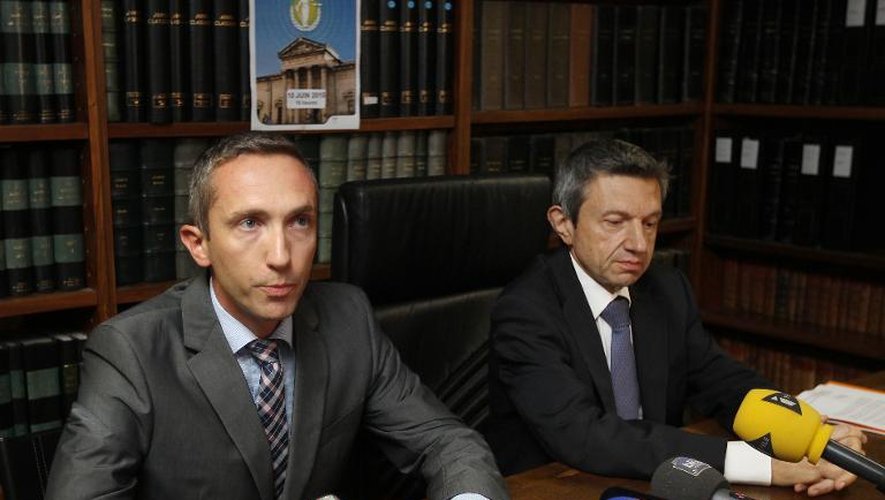 Le procureur Achille Kiriakides (d) et le chef de la police de Perpignan Jean-Damien Moustier, répondent aux journalistes à Perpignan le 10 juin 2015 dans le cadre de l'affaire des disparues de Perpignan