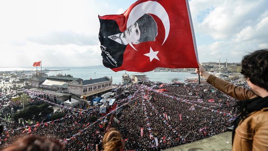 Des partisans du principal parti turc d'opposition, le Parti républicain du peuple, en meeting à Istanbul le 29 mars 2014