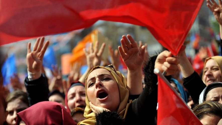 Des partisans du parti au pouvoir assistent au meeting du Premier ministre Erdogan à Istanbul le 29 mars 2014
