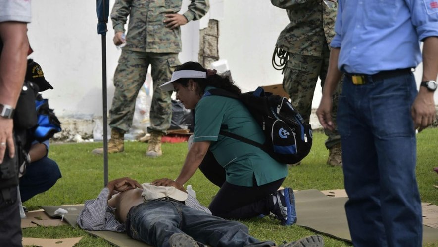 Un homme allongé après le tremblement de terre de magnitude 7,8 qui a frappé l'Equateur le 17 avril 2016