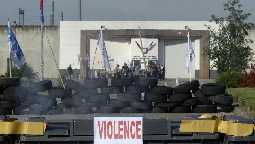 Des surveillants bloquent l'accès de la prison de Saint-Quentin-Fallavier, le 18 juin 2013 près de Paris