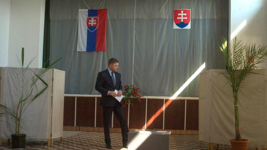 Le Premier ministre slovaque et candidat à la présidentielle Robert Fico vote le 29 mars 2014 à Velke Dvorany