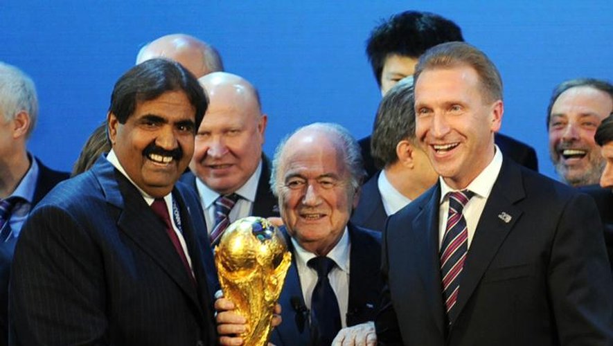 Sepp Blatter entouré du Qatari Hamad ben Khalifa Al-Thani (g), et du Russe Igor Chouvalov (d), après l'attribution des Mondiaux 2018 et 2022, le 2 décembre 2010 à Zurich