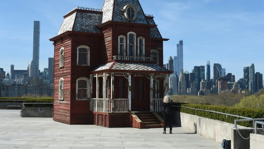 La sculpture de L'artiste britannique Cornelia Parker, le 18 avril 2016 à New York, évoque bien sûr la maison de "Psychose", mais aussi les premiers colons néerlandais de New York