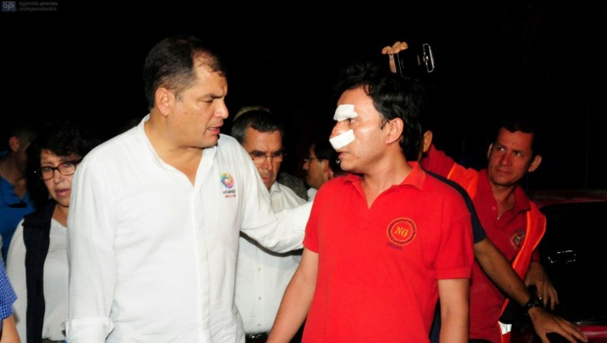 Le président d'Equateur Rafael Correa (G) s'adresse à un  compatriote blessé dans le tremblement de terre dans la ville de Manta, le 17 avril 2016