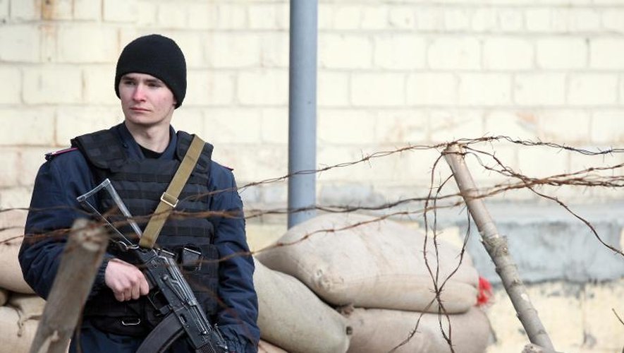 Un soldat ukrainien le 29 mars 2014 sur la base militaire de Donetsk