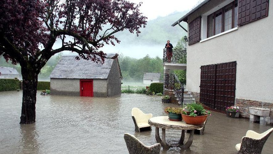 Un jardin inondé après une crue, le 18 juin 2013 à Loudenvielle dans la vallée de Louron
