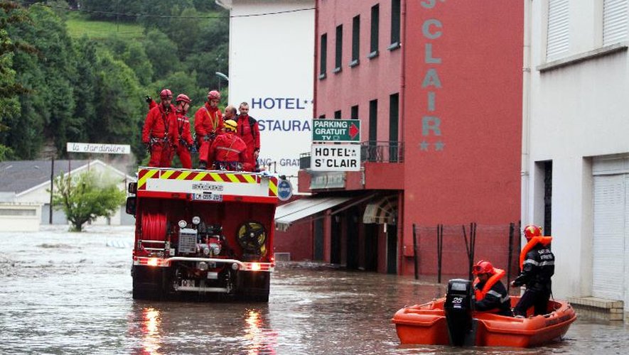 Les pompiers le 18 juin 2013 dans Lourdes inondée