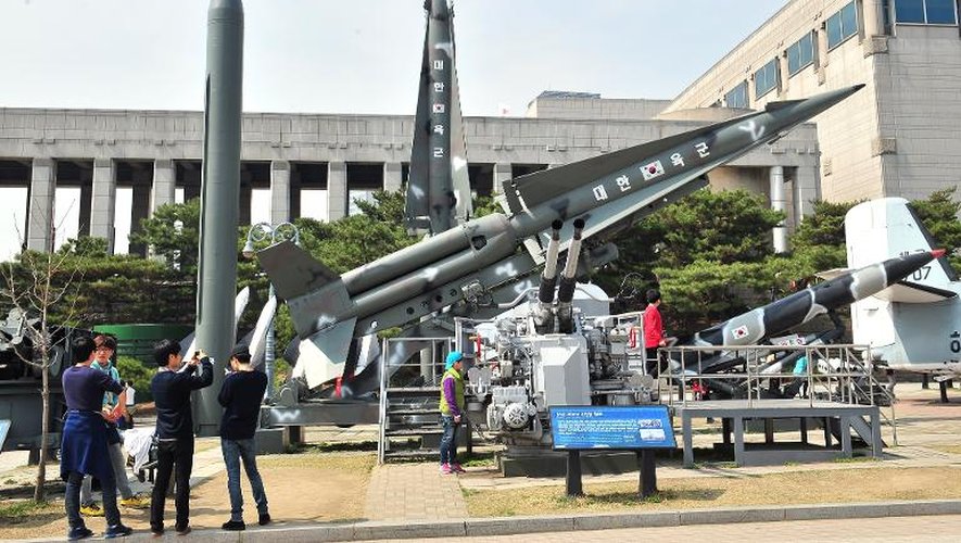 Des répliques de missiles Scud-B nord-coréens, au mémorial de la guerre de Corée à Séoul le 26 mars 2014