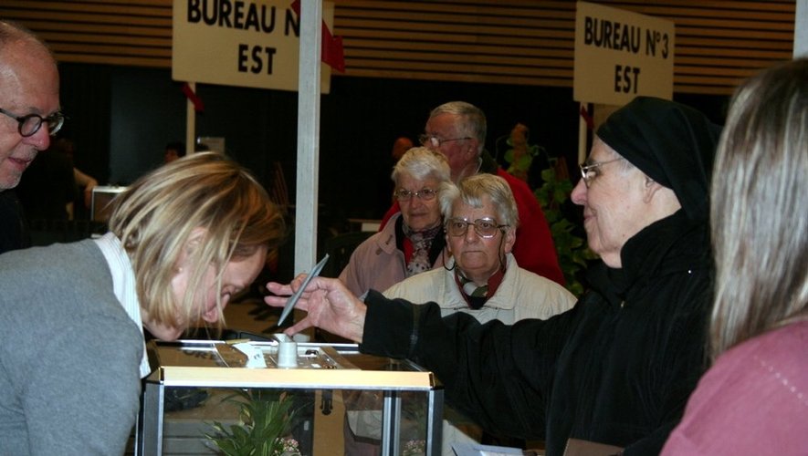 Comme à l'accoutumée, à Rodez, les religieuses se rendent aux urnes de bonne heure.