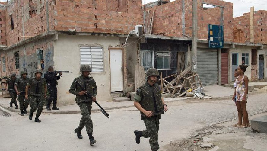 Des soldats à la recherche d'armes dans l'ensemble de favelas de Maré, situé dans la banlieue nord de Rio de Janeiro, le 26 mars 2014