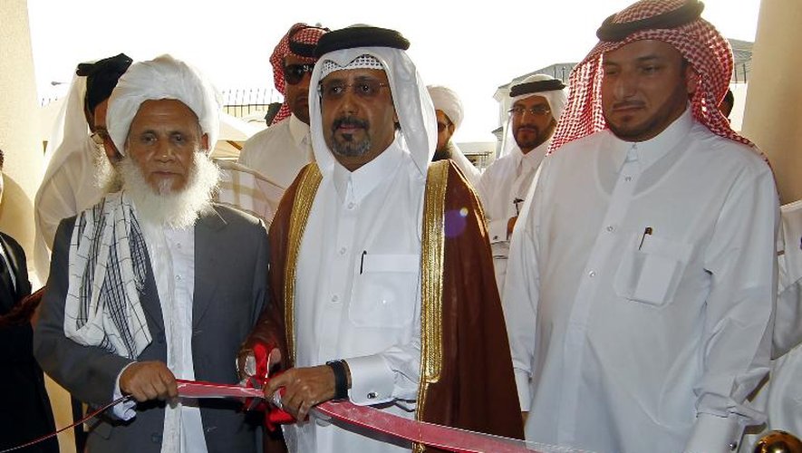 Les représentants taliban Jan Mohammad Madani (G) et qatari Ali bin Fahd al-Hajri (C) ouvrent officiellement un bureau des talibans le 18 juin 2013 à Doha