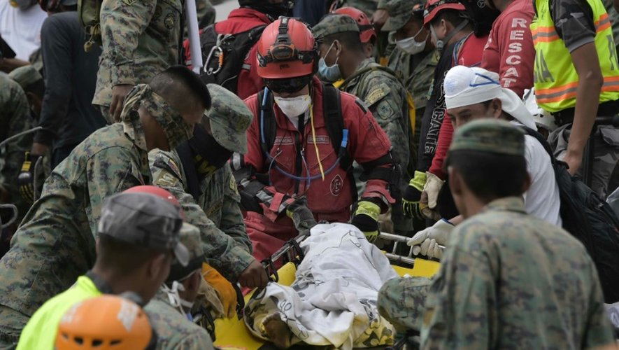 Le corps d'un enfant extrait des décombres le 18 avril 2016 à Pedernales en Equateur