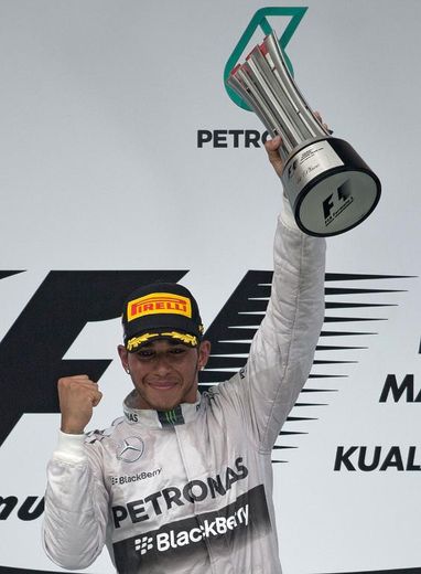 Lewis Hamilton brandit son trophée après avoir remporté le Grand Prix de Malaisie à Sepang, le 30 mars 2014