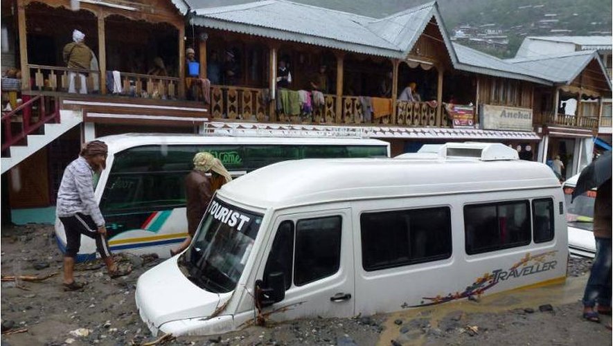 Des véhicules enlisés à cause de inondations le 18 kuin 2013 à Chamoli dans l'état d'Uttarakhand dans le nord de l'Inde