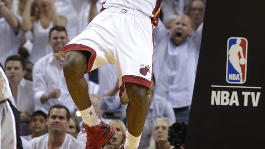 Le Bron James des Miami Heat marque un panier contre les San Antonio Spurs, en match 6 de finale de NBA, le 18 juin 2013  à Miami