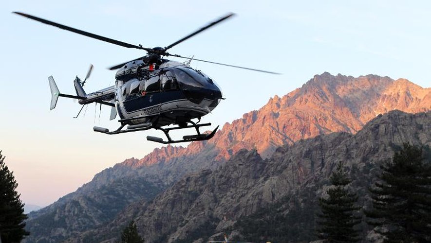 Un hélicoptère de la gendarmerie décolle le 10 juin 2015 après avoir ramené le corps des touristes tués sur le GR20 près d'Asco en Corse