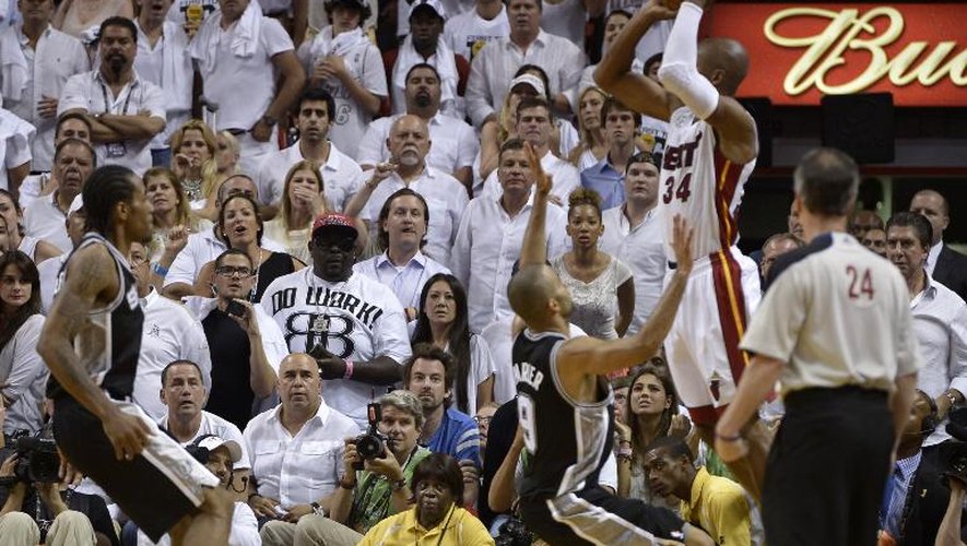 Ray Allen des Miami Heat marque un panier, en match 6 de finale de NBA, le 18 juin 2013 à Miami