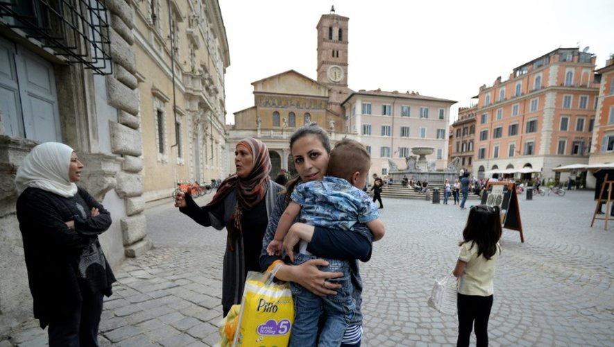 Une Syrienne et son fils le 18 avril 2016 à Rome où trois familles de réfugiés sont arrivées à l'invitation du pape