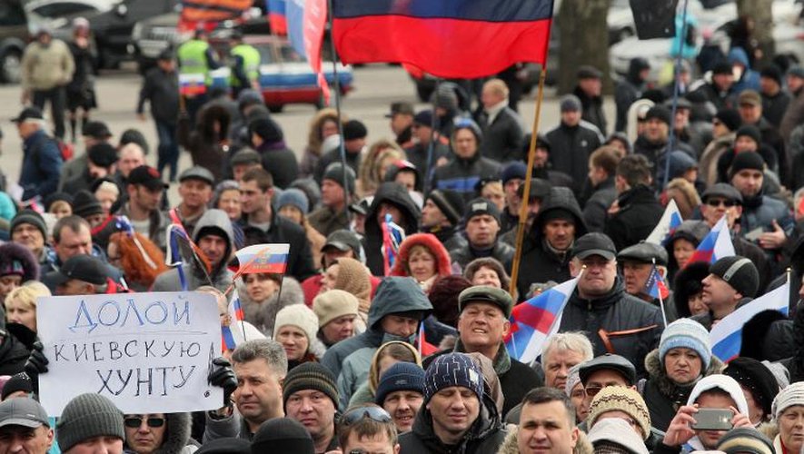 Des manifestants pro-russes, dans la ville de l'est de l'Ukraine Donetsk, le 29 mars 2014