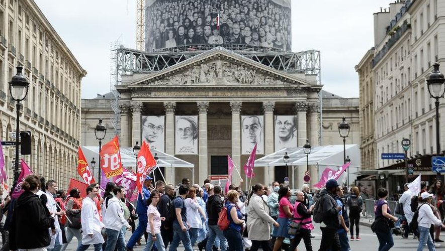 Des employés de l'Assistance publique – Hôpitaux de Paris (AP-HP) manifestent le 28 mai 2015 à Paris