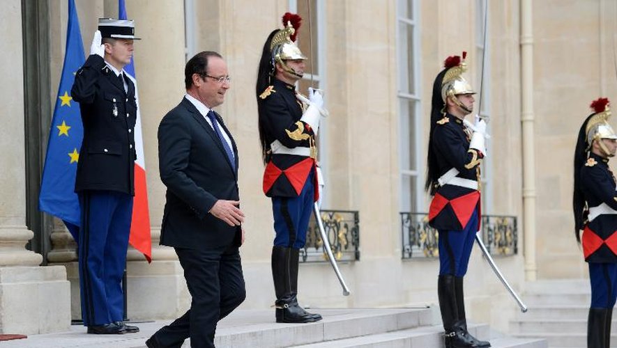 Le président François Hollande le 10 juin 2013 sur le perron de l'Elysée