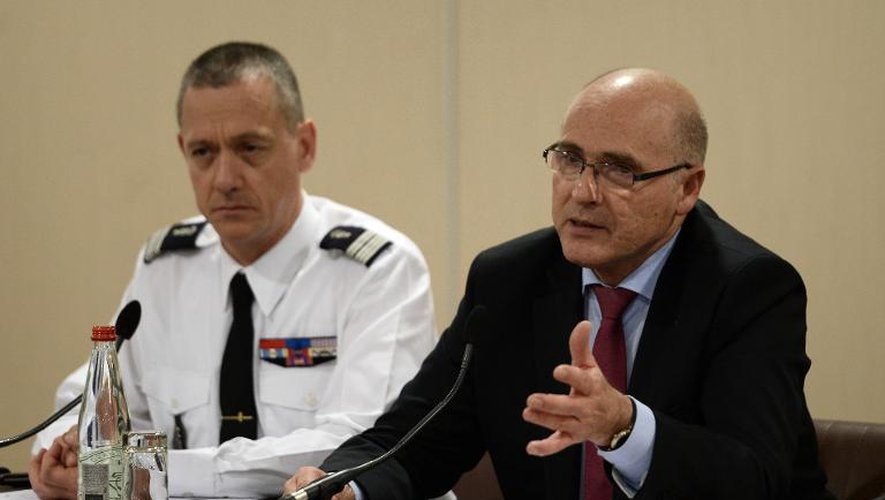 Le procureur de Marseille Brice Robin (g) et le colonel de gendarmerie François Daoust, responsable de l'enquête sur le crash de la Germanwings, le 11 juin 2015 lors d'une conférence de presse à Paris