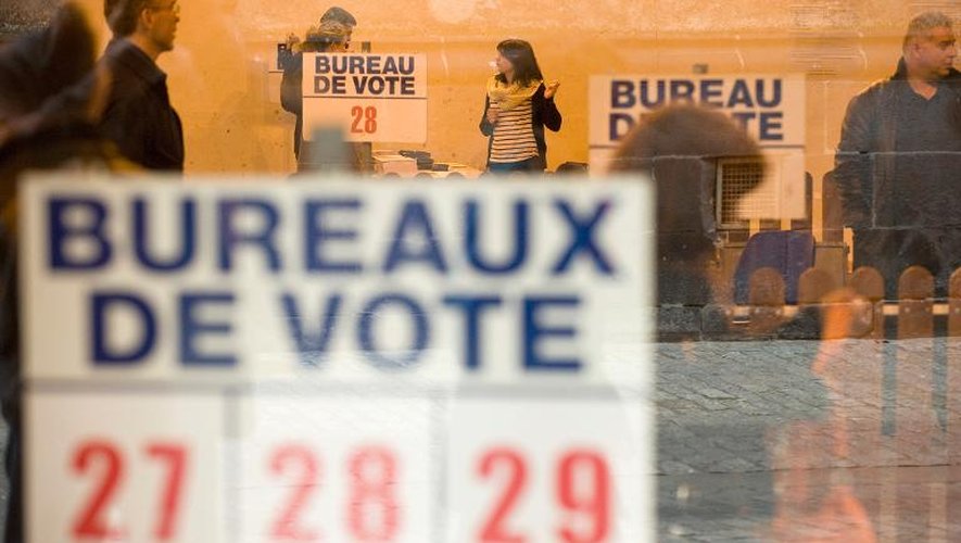 Un bureau de vote à Clermont-Ferrand, le 30 mars 2014